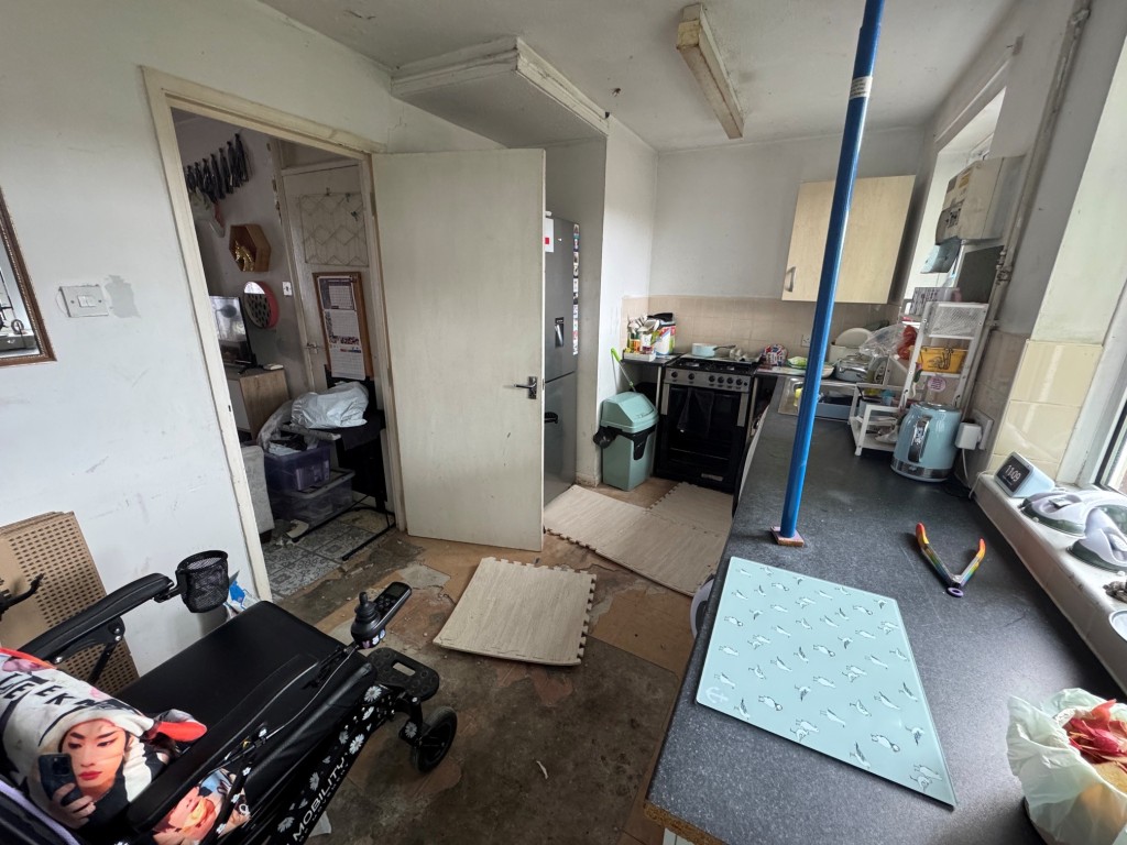 Lot: 164 - TWO-BEDROOM END-TERRACE HOUSE FOR REFURBISHMENT - Kitchen